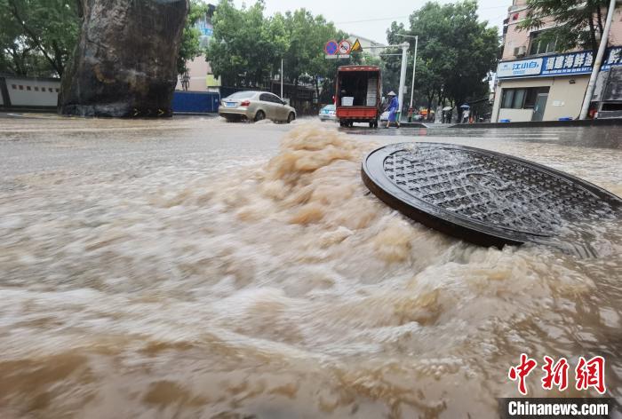 圖為重慶萬州城區(qū)積水嚴(yán)重。　重慶萬州區(qū)委宣傳部供圖 攝