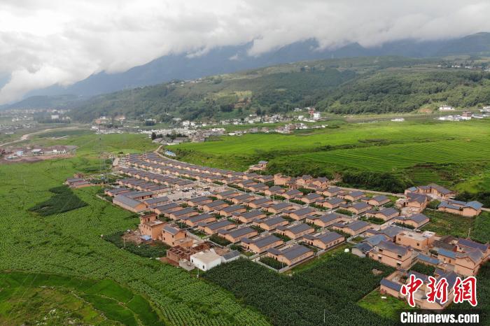 甲甲溝村新建農(nóng)房掩映在農(nóng)作之間?！埨?攝