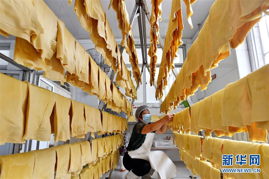 （新華全媒頭條·走向我們的小康生活·圖文互動(dòng)）（10）長(zhǎng)城腳下，小康村串成“珍珠鏈”