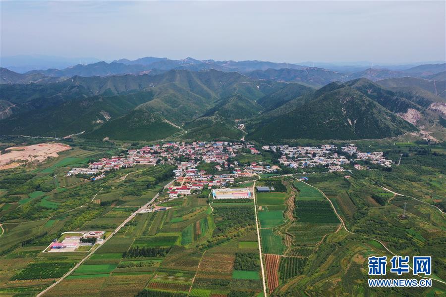 （新華全媒頭條·走向我們的小康生活·圖文互動(dòng)）（13）長(zhǎng)城腳下，小康村串成“珍珠鏈”