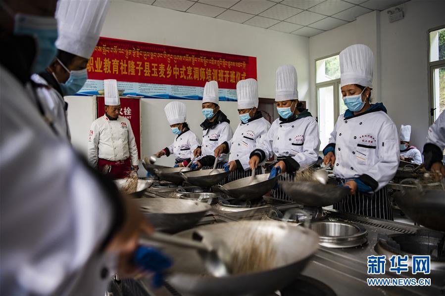 （新華全媒頭條·走向我們的小康生活·圖文互動(dòng)）（2）扎西德勒，我們的新家園——西藏易地扶貧搬遷搬出幸福美好新生活