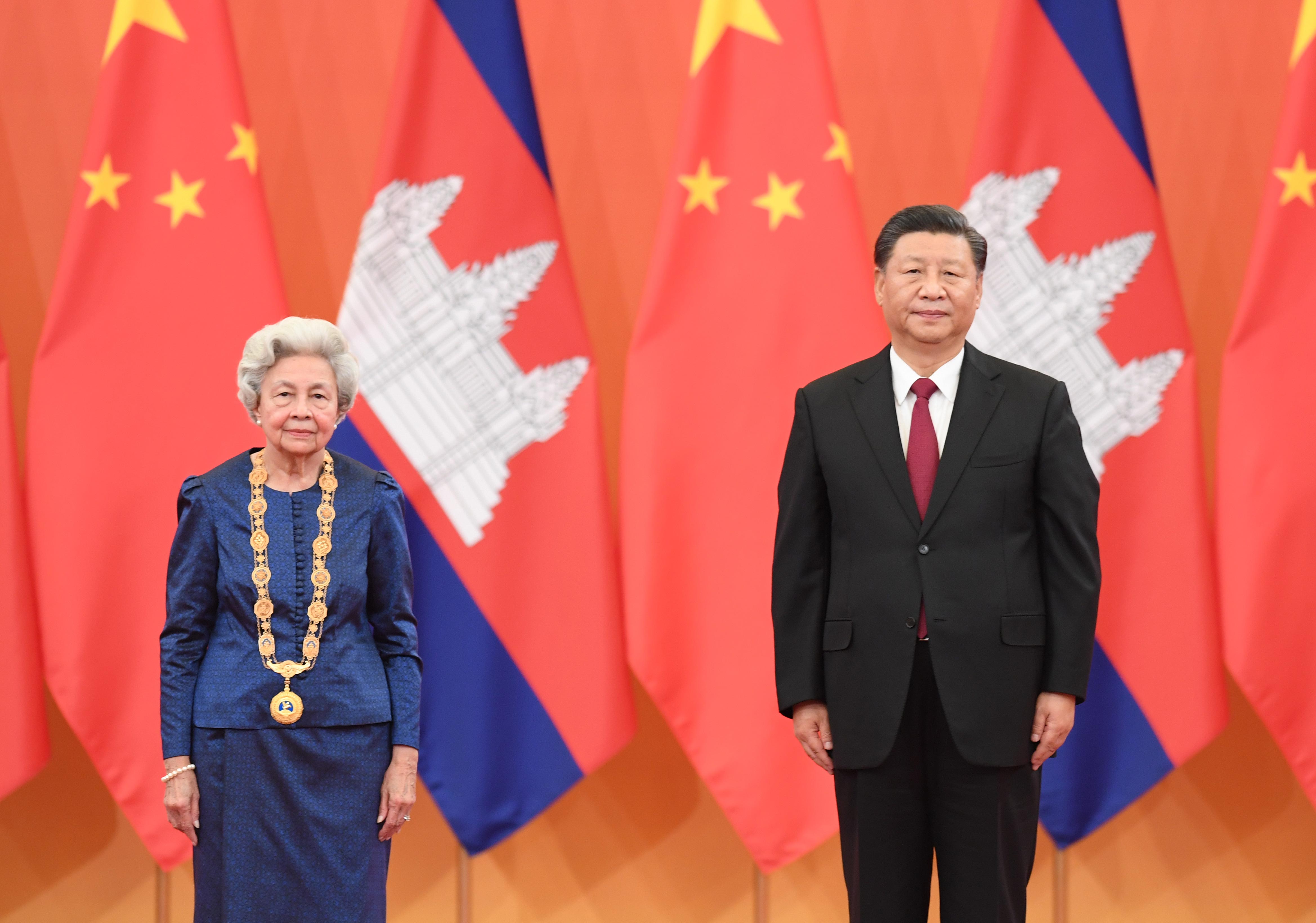 11月6日，國家主席習(xí)近平在北京人民大會堂為柬埔寨太后莫尼列舉行中華人民共和國“友誼勛章”頒授儀式。