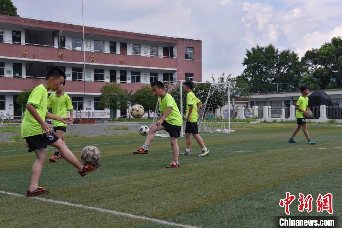 人大代表呼吁篩查防控青少年頸椎、脊柱等健康問題