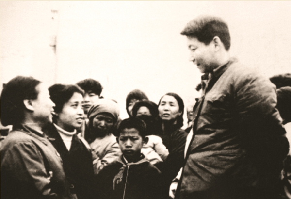 1983年，時任中共正定縣委書記的習近平同群眾交談。