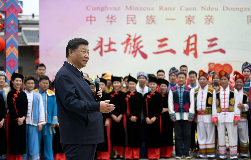 2021年4月27日，習近平總書記在南寧市廣西民族博物館外，同參加三月三“歌圩節(jié)”民族文化活動的各族群眾親切交流。