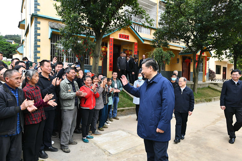 2021年4月25日，習近平總書記在桂林市全州縣才灣鎮(zhèn)毛竹山村考察時，同鄉(xiāng)親們親切交流。