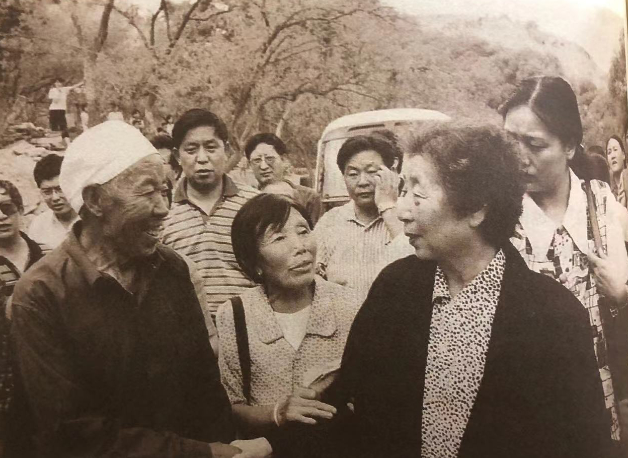 2000年夏天，齊心回到郝家橋村看望鄉(xiāng)親。 來源《習仲勛畫傳》 
