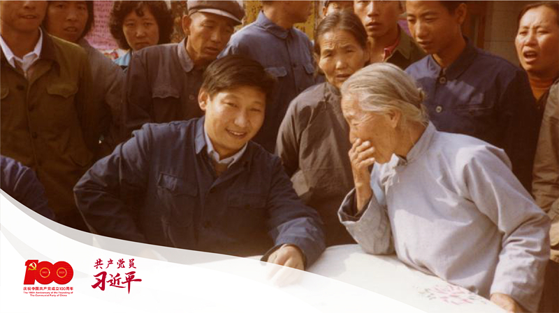 1983年，時任河北正定縣委書記習(xí)近平在大街上聽取來訪群眾的意見。