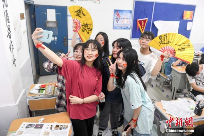 資料圖：6月6日，2021年高考前夕，湖南長沙同升湖實(shí)驗(yàn)學(xué)校高三年級(jí)，考生們?cè)诮淌覂?nèi)合影。 楊華峰 攝