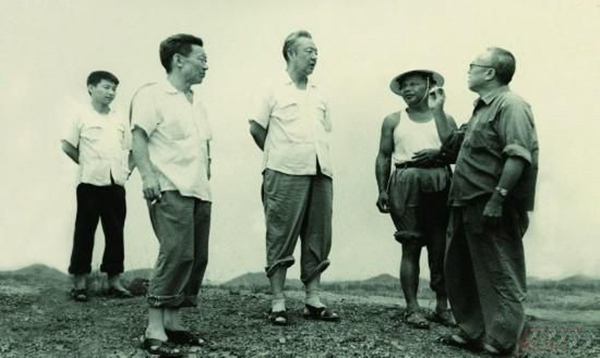 1978年8月，習(xí)仲勛（左三）在廣東惠陽農(nóng)村調(diào)研。習(xí)近平（左一）利用暑期時(shí)間參加社會(huì)實(shí)踐，隨同父親一起下鄉(xiāng)。