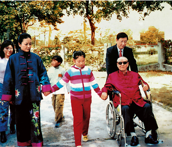 這是習(xí)近平一家三口和習(xí)仲勛在一起。