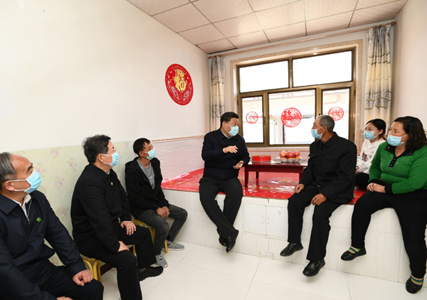 2020年5月11日，習(xí)近平在山西省大同市云州區(qū)西坪鎮(zhèn)坊城新村，同搬遷戶白高山一家人坐在炕沿兒上拉家常。