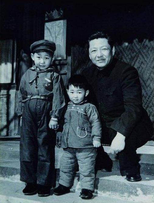 1958年，習(xí)仲勛與兒子習(xí)近平、習(xí)遠(yuǎn)平在一起。
