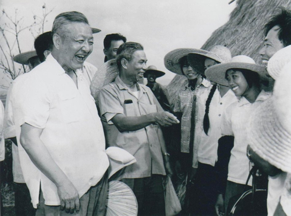 1980年8月底至9月初，習(xí)仲勛（左一）在廣東湛江農(nóng)村視察時(shí)與青年親切交談。