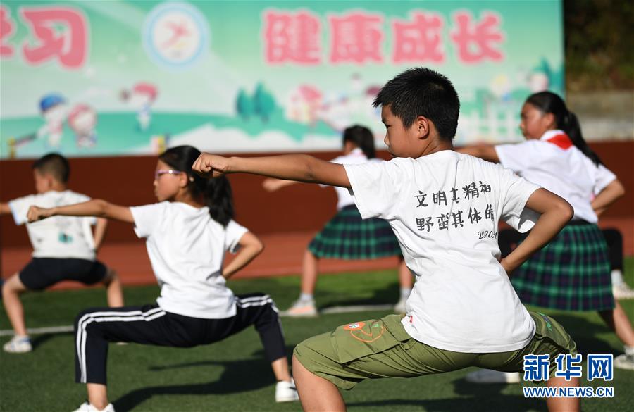 （習(xí)近平的小康故事·圖文互動）（3）“文明其精神，野蠻其體魄”——習(xí)近平同少年兒童的故事