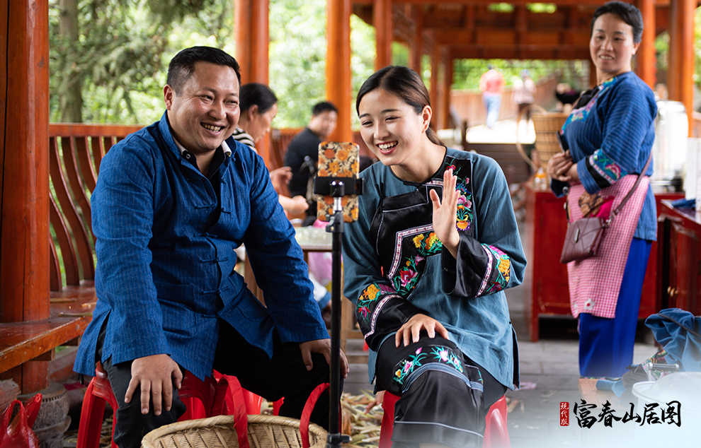 在湘西十八洞村，十八洞村扶貧隊長與返鄉(xiāng)大學生一起直播推銷土特產(chǎn)。
