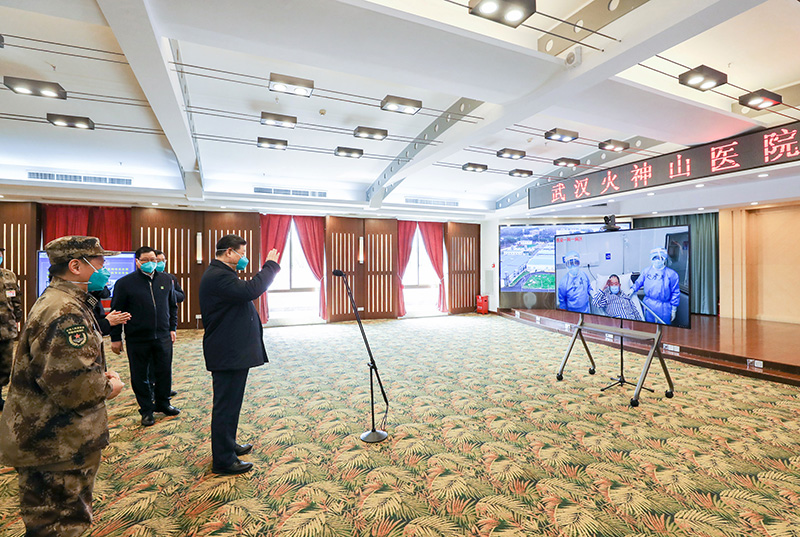 2020年3月10日，習近平專門赴湖北省武漢市考察新冠肺炎疫情防控工作。這是習近平在火神山醫(yī)院指揮中心視頻連線感染科病房，與病房內(nèi)患者和醫(yī)務人員親切交流。