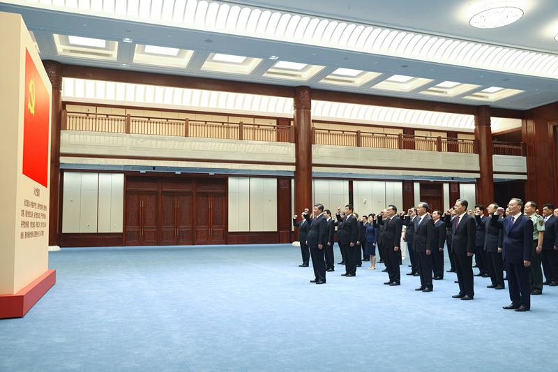 2021年6月18日，在中國共產(chǎn)黨歷史展覽館參觀“‘不忘初心、牢記使命’中國共產(chǎn)黨歷史展覽”結(jié)束后，習近平帶領黨員領導同志一起重溫入黨誓詞。