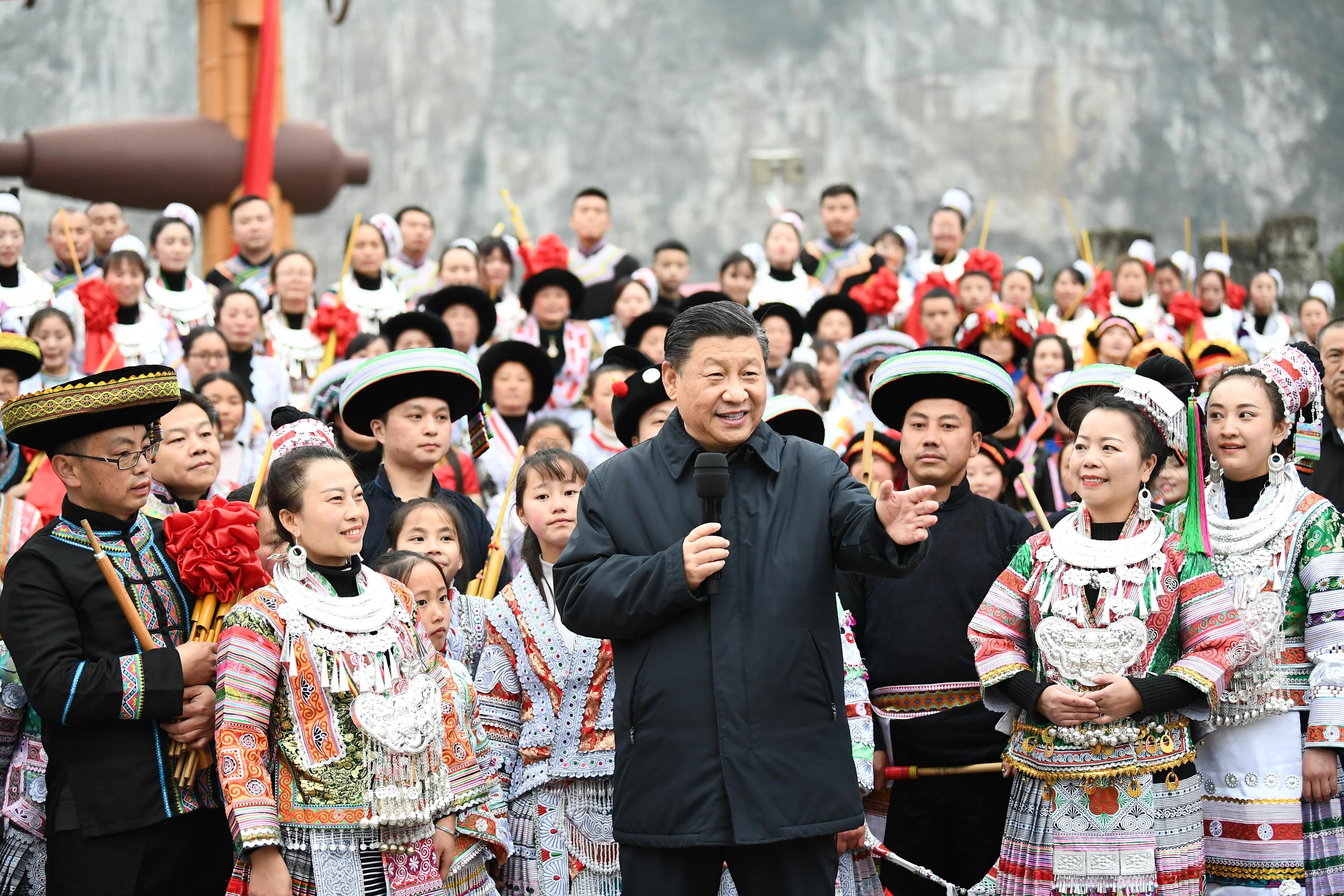 2021年2月3日，習(xí)近平總書記在畢節(jié)市黔西縣新仁苗族鄉(xiāng)化屋村文化廣場(chǎng)上，向全國各族人民、港澳臺(tái)同胞和海外僑胞拜年。