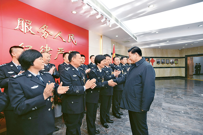 2019年2月1日，習近平總書記在北京看望慰問基層干部群眾，考察北京冬奧會、冬殘奧會籌辦工作。這是1日上午，習近平在北京市公安局，同公安英模和干警代表一一握手，向全國廣大公安干警致以新春祝福。