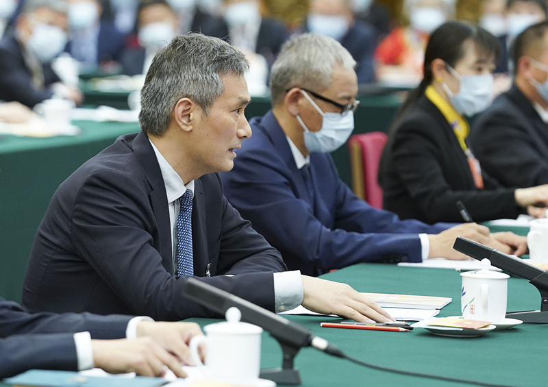 2020年5月24日，全國(guó)人大代表羅杰（左一）參加湖北代表團(tuán)的審議并發(fā)言。