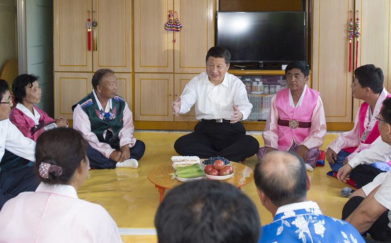 2015年7月16日，習近平在吉林省延邊朝鮮族自治州和龍市東城鎮(zhèn)光東村農(nóng)戶家中同村民們親切交談。