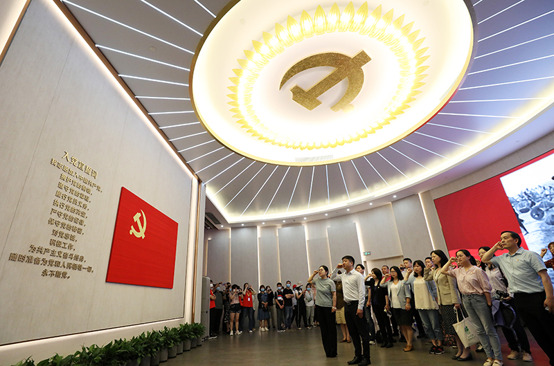 2021年6月3日，黨員在上海中共一大紀念館重溫入黨誓詞。