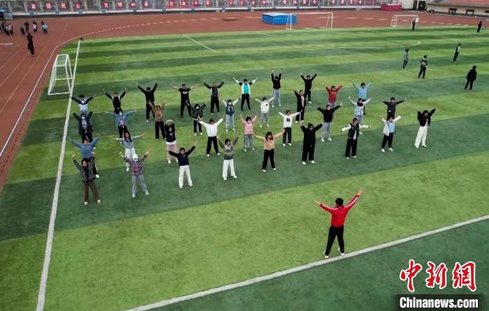 寧夏大學(xué)校園內(nèi)，學(xué)生跟隨老師練習(xí)八段錦。 謝宇 攝