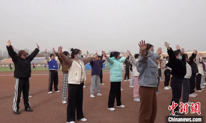 寧夏大學(xué)校園內(nèi)，學(xué)生練習(xí)八段錦。 謝宇 攝