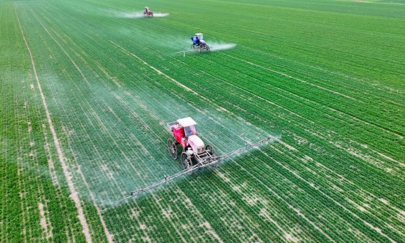 2024年2月18日，安徽省亳州市，利辛縣紀(jì)王場(chǎng)鄉(xiāng)孫老家村麥田，農(nóng)民駕駛自走式高桿噴霧機(jī)對(duì)小麥進(jìn)行噴藥作業(yè)。